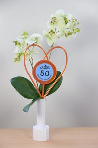 Dekorationsbeispiel Blumenvase mit Blumenstecker Herz kupferfarben zur Tischdekoration